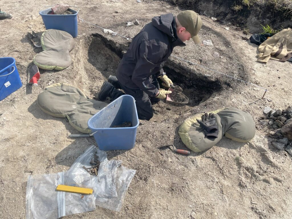 utgraving og profilering av avfallsgropen.
