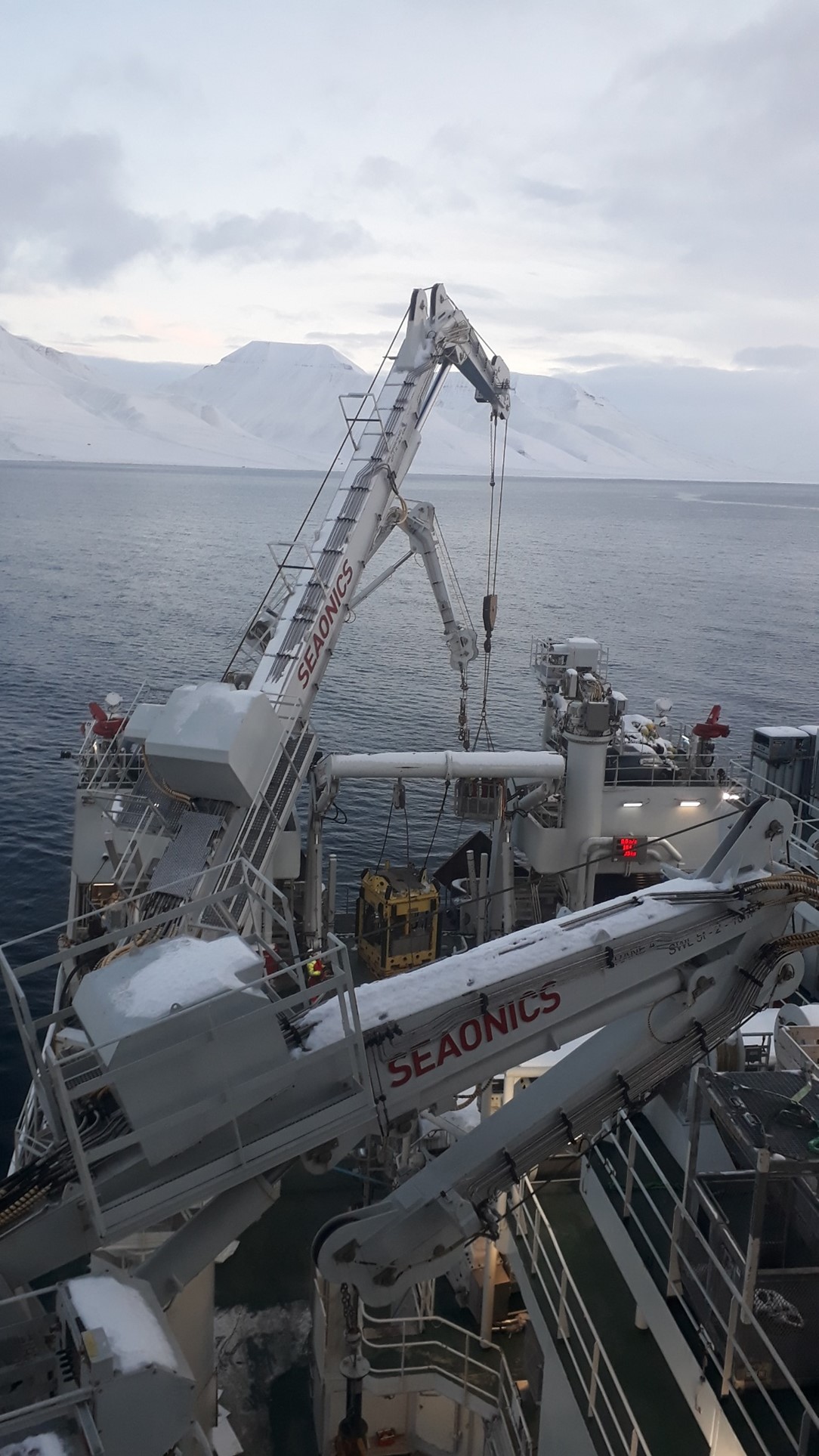 In-situ horizontal pressure measurements at deep marine seafloor methane emission off west-Svalbard
