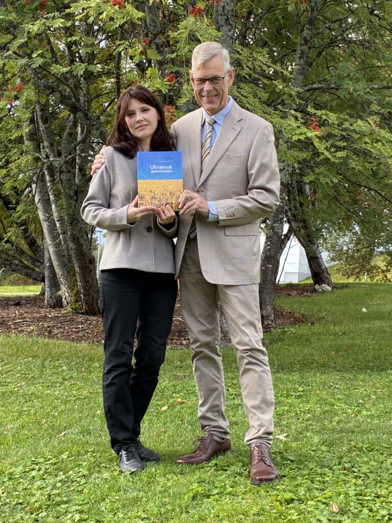 Bilde av Yuliia Palii og Tore Nesset med deres nye bok "Ukrainsk grammatikk"