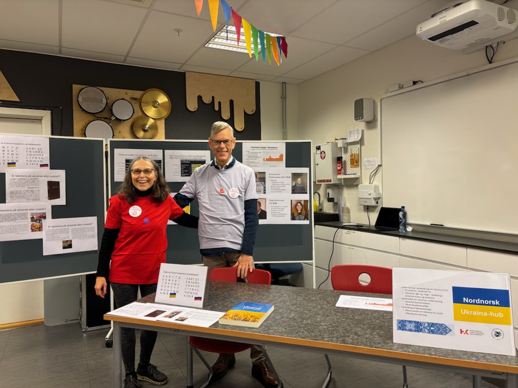 Bilde av Nordnorsk Ukraina-hubs stand på Forskningsdagene 2026. Standen var bemannet av Laura Janda (t.v.) og Tore Nesset.