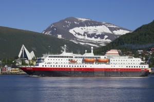 ~no: Hurtigruten med Tromsdalstinden ~en: Coastal Steamer with T