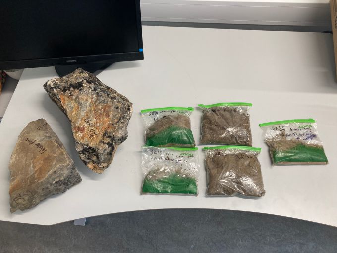 2 blokker og 5 poser med løsmasser ble hentet hjem. 