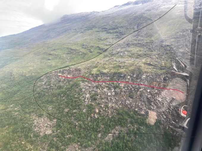 Foto over nedre del av fjellpartiet der svart linje er omtrentlig omriss og rød linjer er der vi fokuserte feltarbeidet. 
